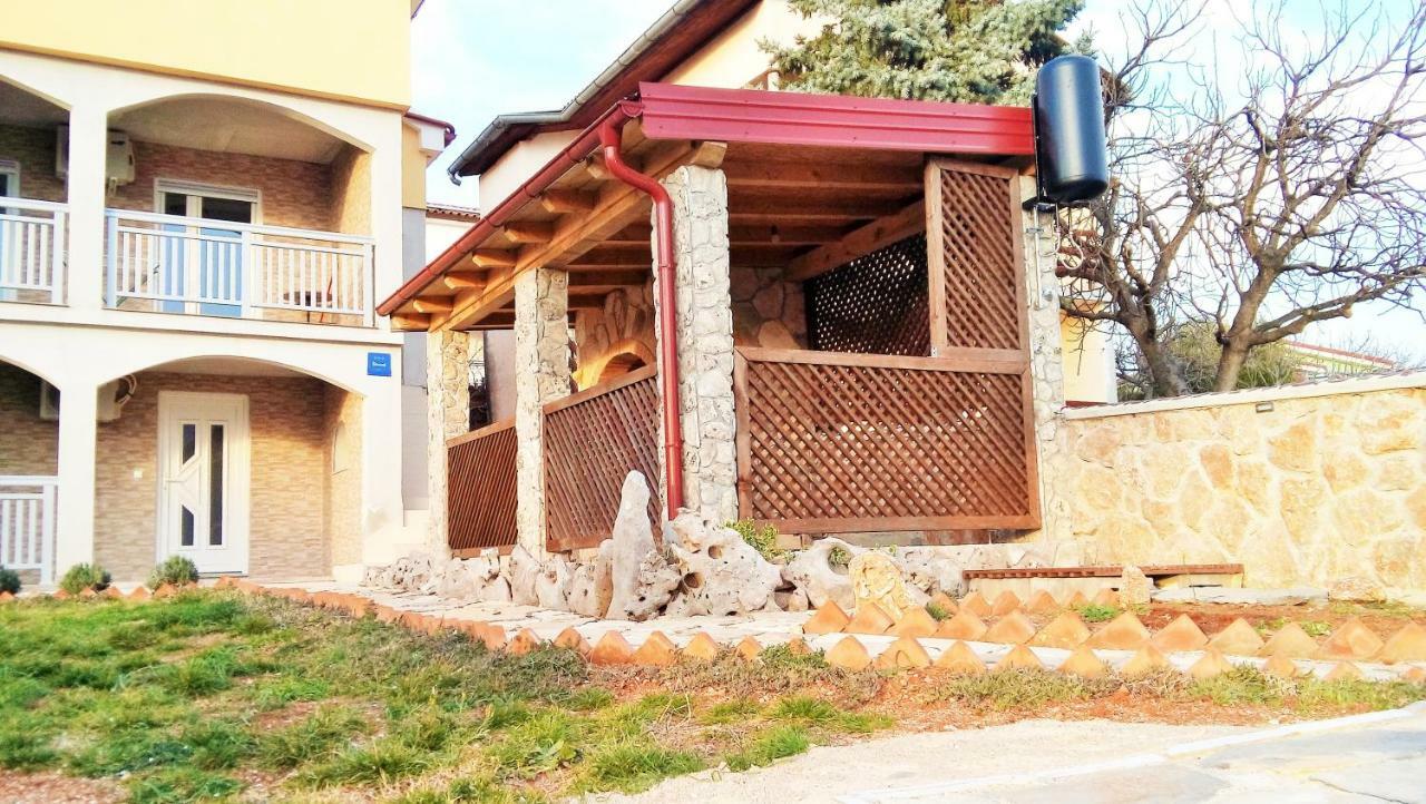 Apartmani Mala Sirena Maslenica Eksteriør billede
